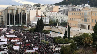 Ohnmacht, Trauer, Wut: Griechenland gedenkt der Toten von Tempi