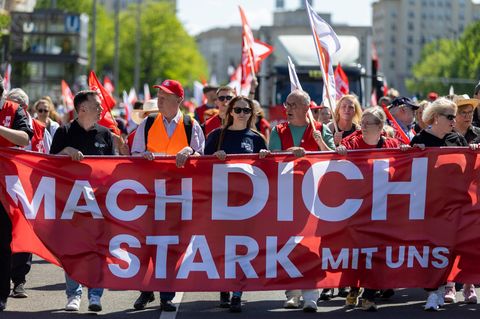 Gewerkschaften demonstrieren am 1. Mai gegen neues Arbeitszeitgesetz