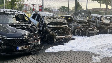 Brandanschlag auf Autohaus König: Mehrere Fahrzeuge in Flammen