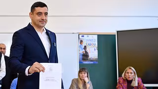 Prognose: Rechtsextremist Simion bei Präsidentenwahl in Rumänien vorn
