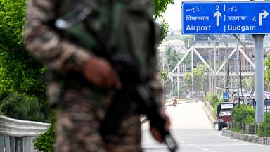 Pakistan und Indien greifen Militäranlagen an