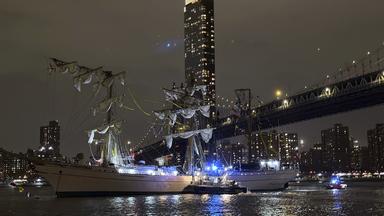 Mexikanisches Marineschiff rammt Brooklyn Bridge