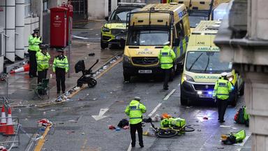 Autofahrer fährt in Liverpool in Menschenmenge