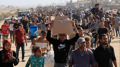 Menschen stürmen Verteilzentrum in Gaza