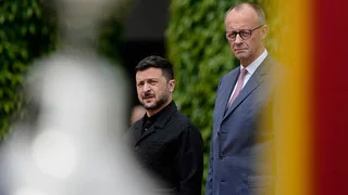 Selenskyj mit militärischen Ehren in Berlin empfangen