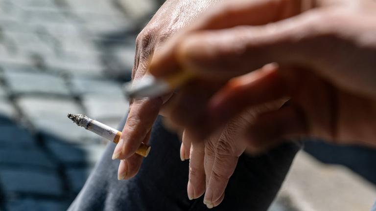 Frankreich verbietet Rauchen an öffentlichen Orten