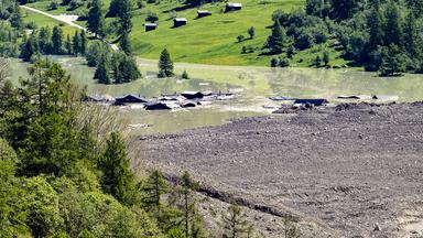 Aufgestautes Wasser fließt stellenweise ab