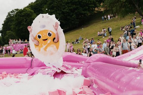 Pink, schrill, lecker: So feiert eine Stadt ihre Kult-Suppe