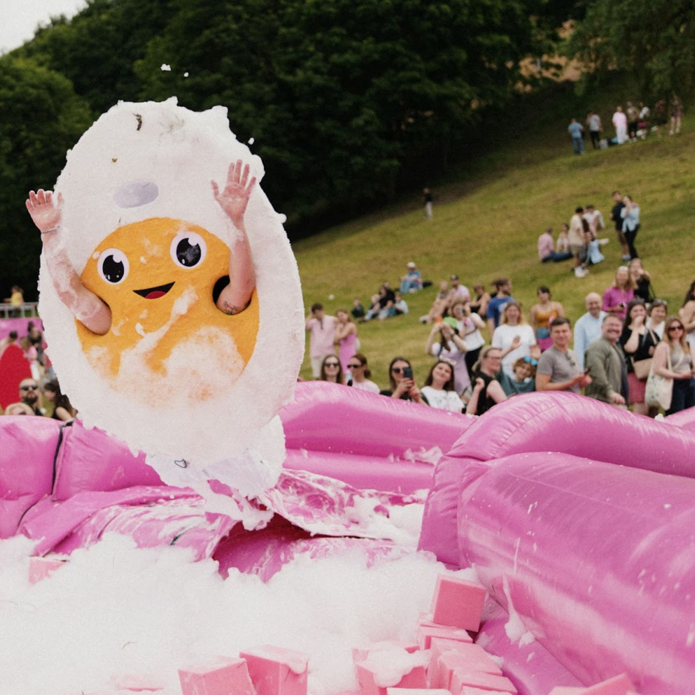 Pink, schrill, lecker: So feiert eine Stadt ihre Kult-Suppe