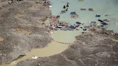 Aufgestaute Wassermassen fließen langsam ab