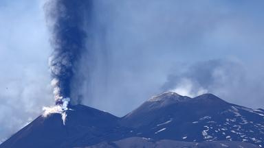 Ätna spuckt wieder Lava und Asche