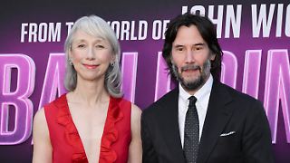 Keanu Reeves hält Händchen auf Premiere-Teppich