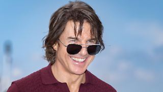 Tom Cruise stellt Weltrekord mit brennendem Fallschirm auf