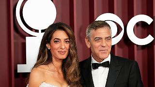 George Clooney trägt die Haare wieder grau