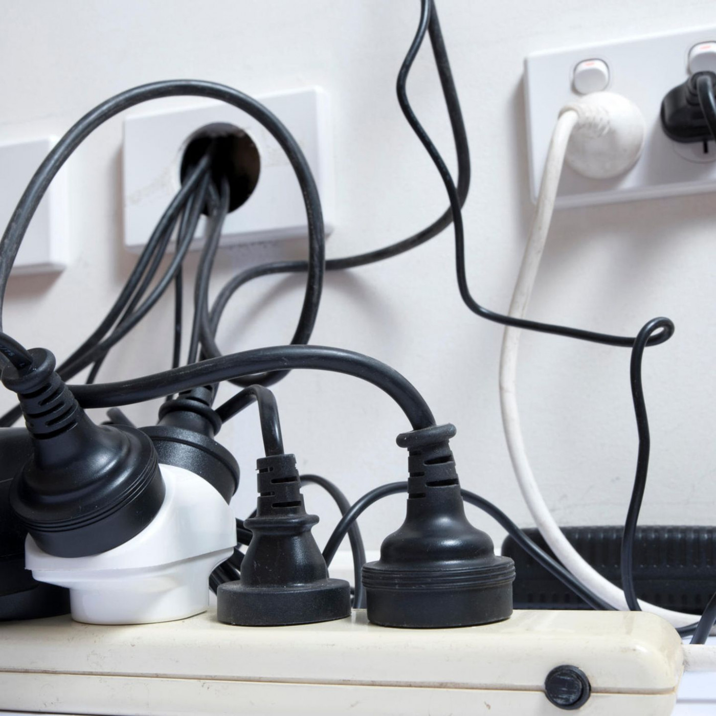 Kabel verstecken: So bekommen Sie das Chaos in den Griff