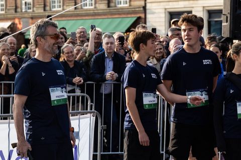 König Frederik treibt Sport mit der Familie