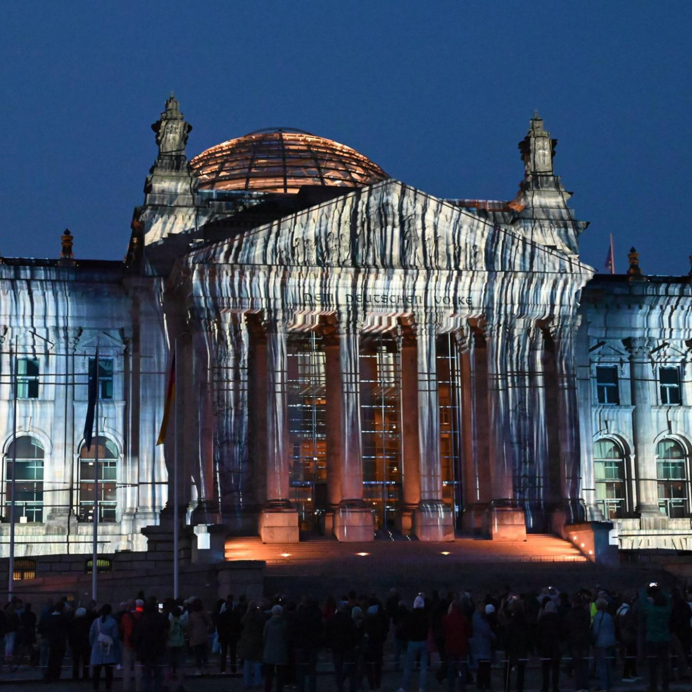 Lichtinstallation lässt Christos Reichstag wiederauferstehen