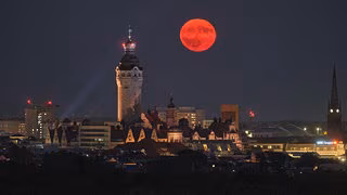 Der rote Vollmond im Juni ist ein Erdbeermond