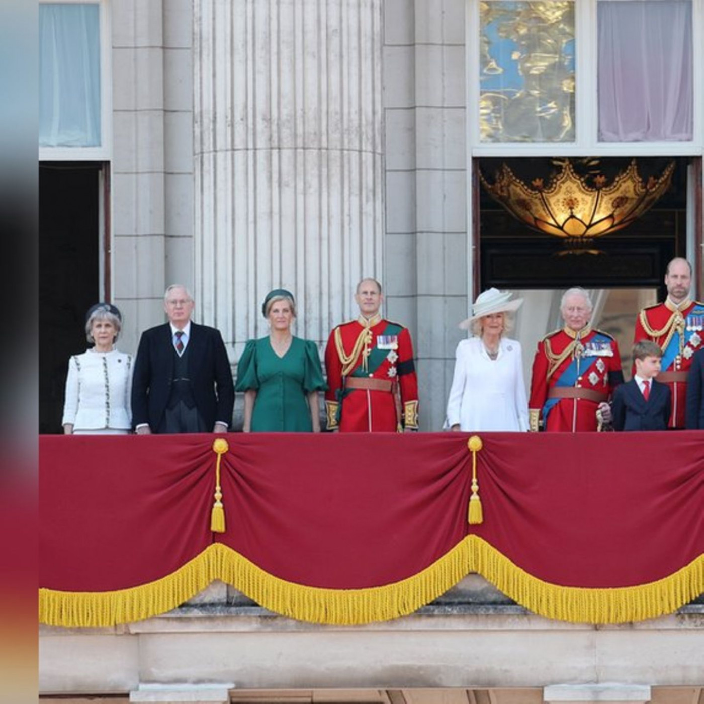 Royal Family versammelt sich auf Palastbalkon