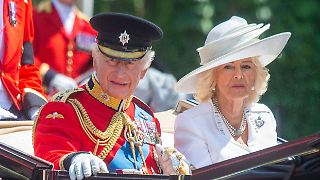 Charles' Geburtstagsparade findet mit Trauerflor statt