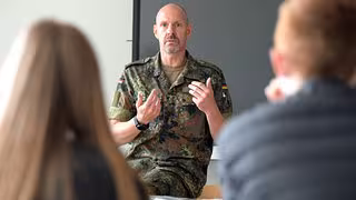 Bundeswehr besucht seit Ukraine-Krieg häufiger Schulen