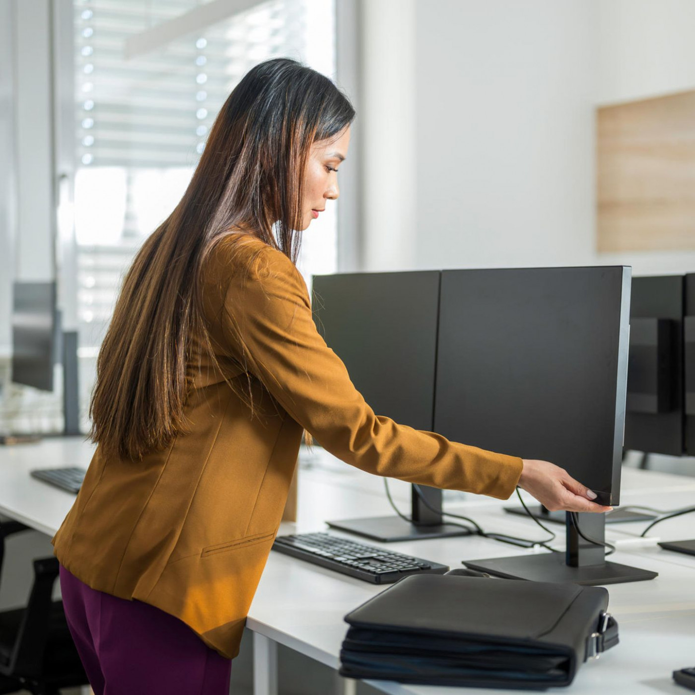 Komfort am Arbeitsplatz: Drei höhenverstellbare Monitore im Vergleich