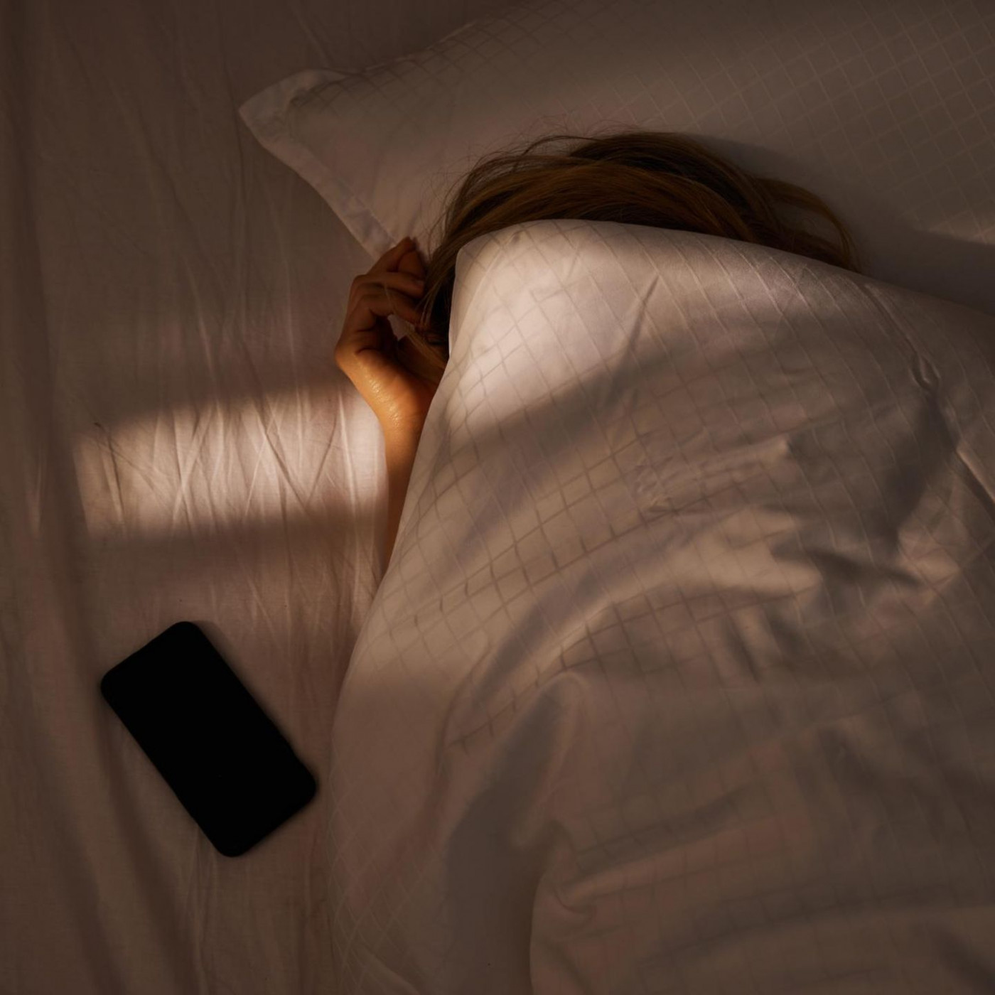 Warum Sie Ihr Smartphone vor dem Schlafen lieber ganz ausschalten sollten