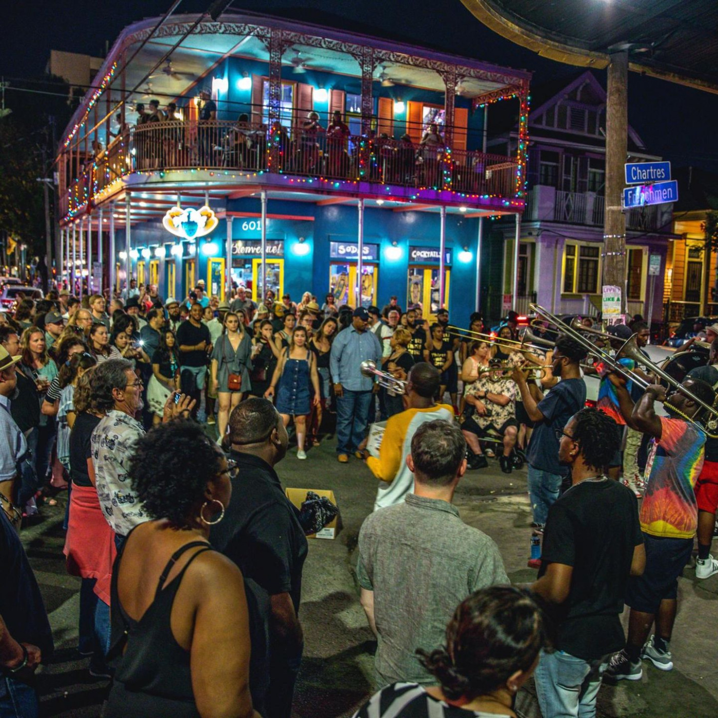 Durch New Orleans bei Nacht: Die Frenchmen Street als Fiebertraum
