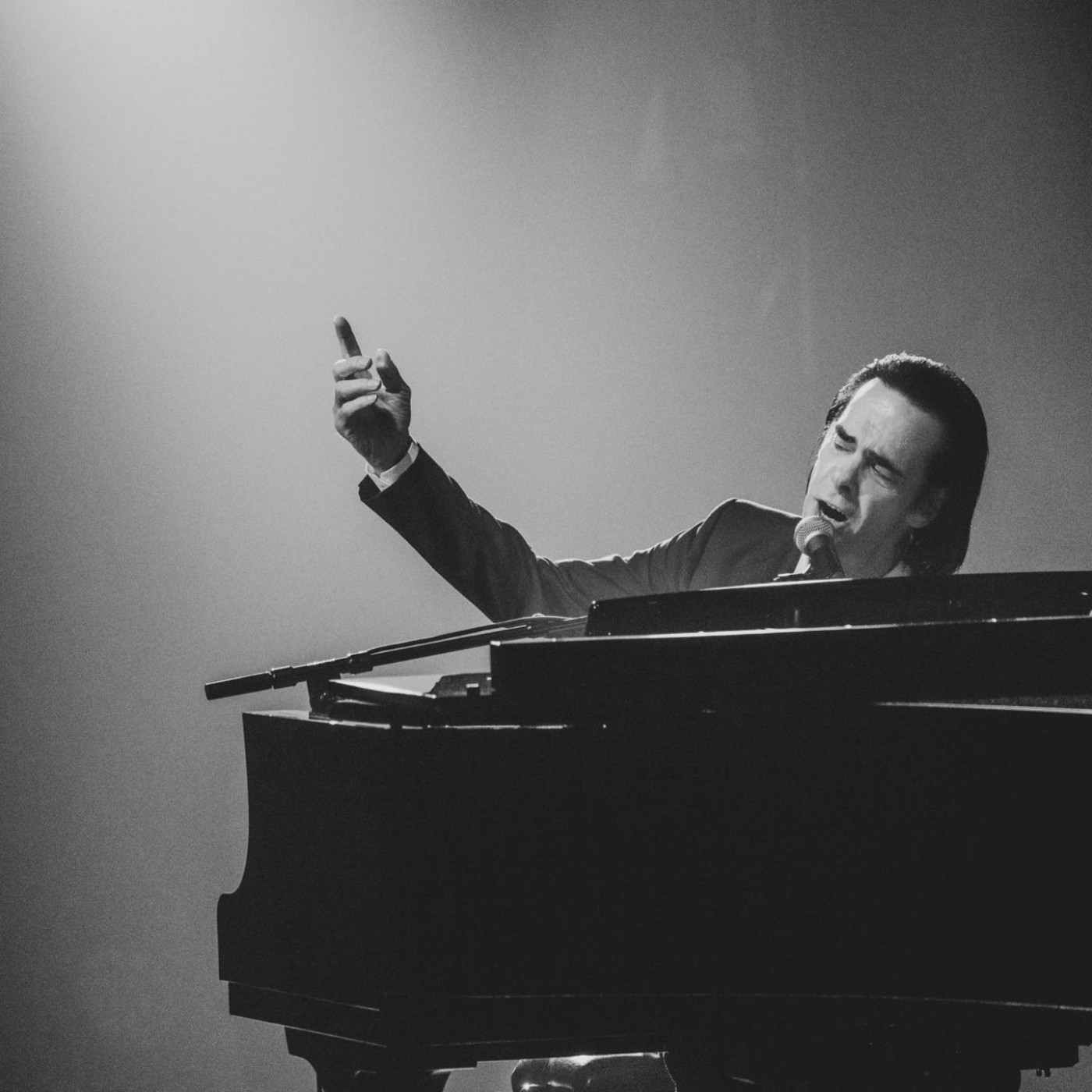 Nick Cave solo in Hamburg: Rückkehr zu den dunklen Momenten