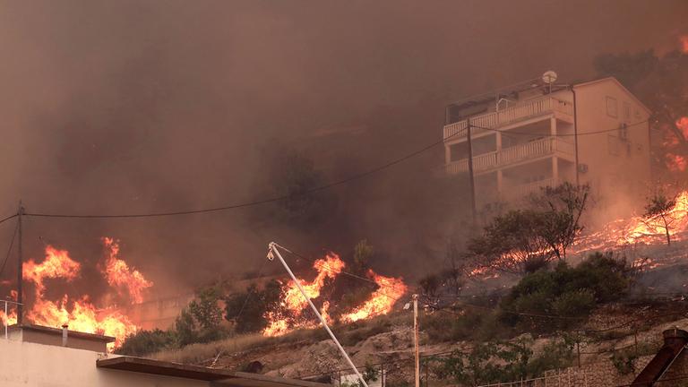 Menschen fliehen vor Waldbrand in Kroatien