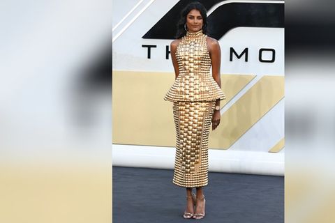 Simone Ashley vergoldet "F1"-Premiere