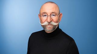 "Bares für Rares"-Chef wirft sich in Bikini