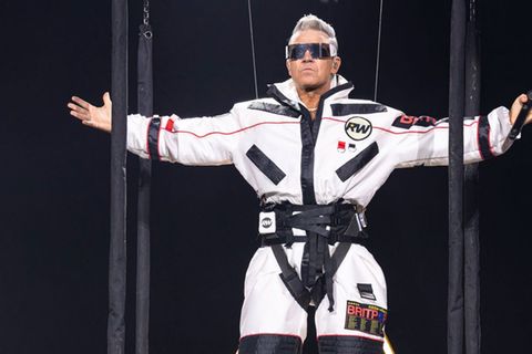 Popstar entspannt in der Schalke-Kabine