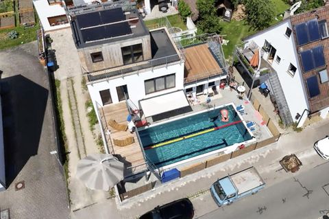 Nachbar eröffnet Freibad im eigenen Vorgarten – für die Öffentlichkeit