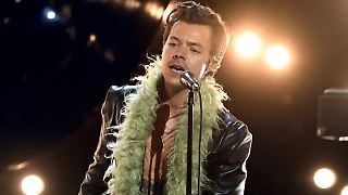 Harry Styles knutscht eine Unbekannte