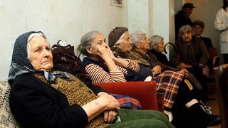 Horrorheime und überlastete Familien: Wenn Altenpflege zum Luxus wird