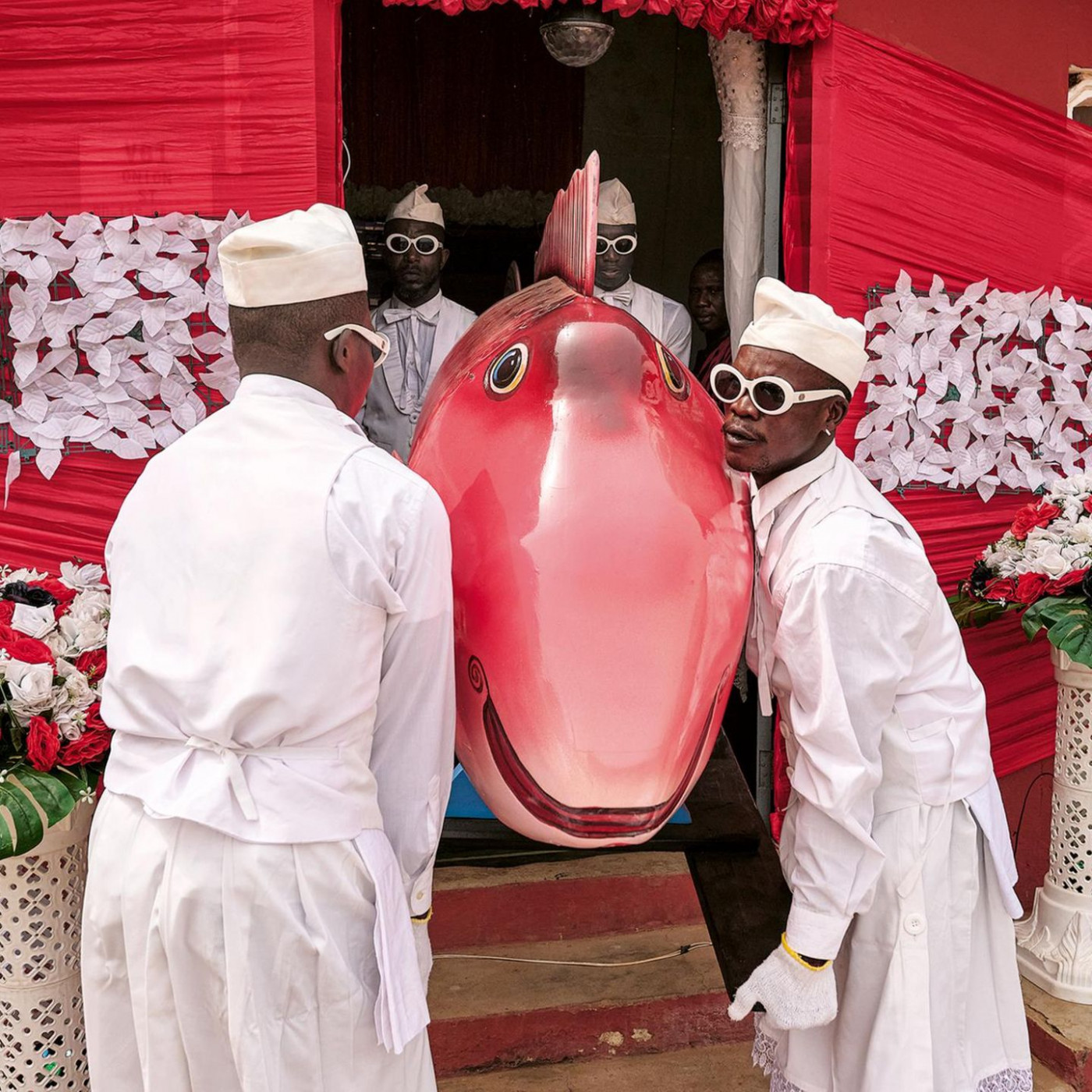 Im Auto, in der Ananas, im Fisch – so werden in Ghana die Toten geehrt
