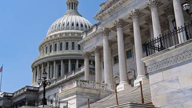 US-Kongress stimmt Trumps Milliardenkürzungen zu