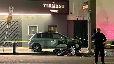 Auto fährt  in Menschenmenge - viele Verletzte
