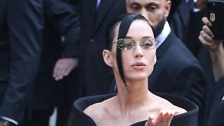 Katy Perry stürzt bei Konzert fast ab