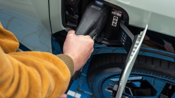 Lebenszyklus-Studie: E-Autos immer klimafreundlicher
