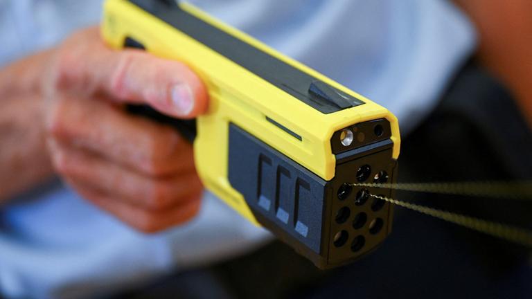 Warum der Einsatz von Tasern umstritten ist