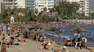 An Athens Meeresküste kann das Baden sehr teuer werden