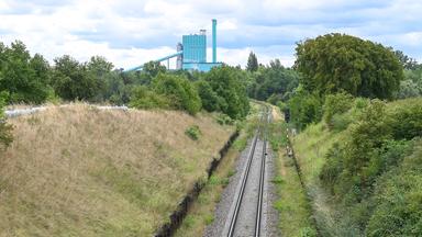 Erneut legen Unbekannte Kabelbrand an Bahnstrecke