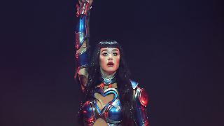 Katy Perry unterbricht Konzert für ohnmächtigen Fan
