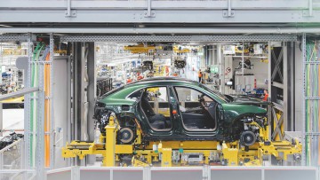 Autoproduktion in Deutschland: Stromstoß für die Bänder