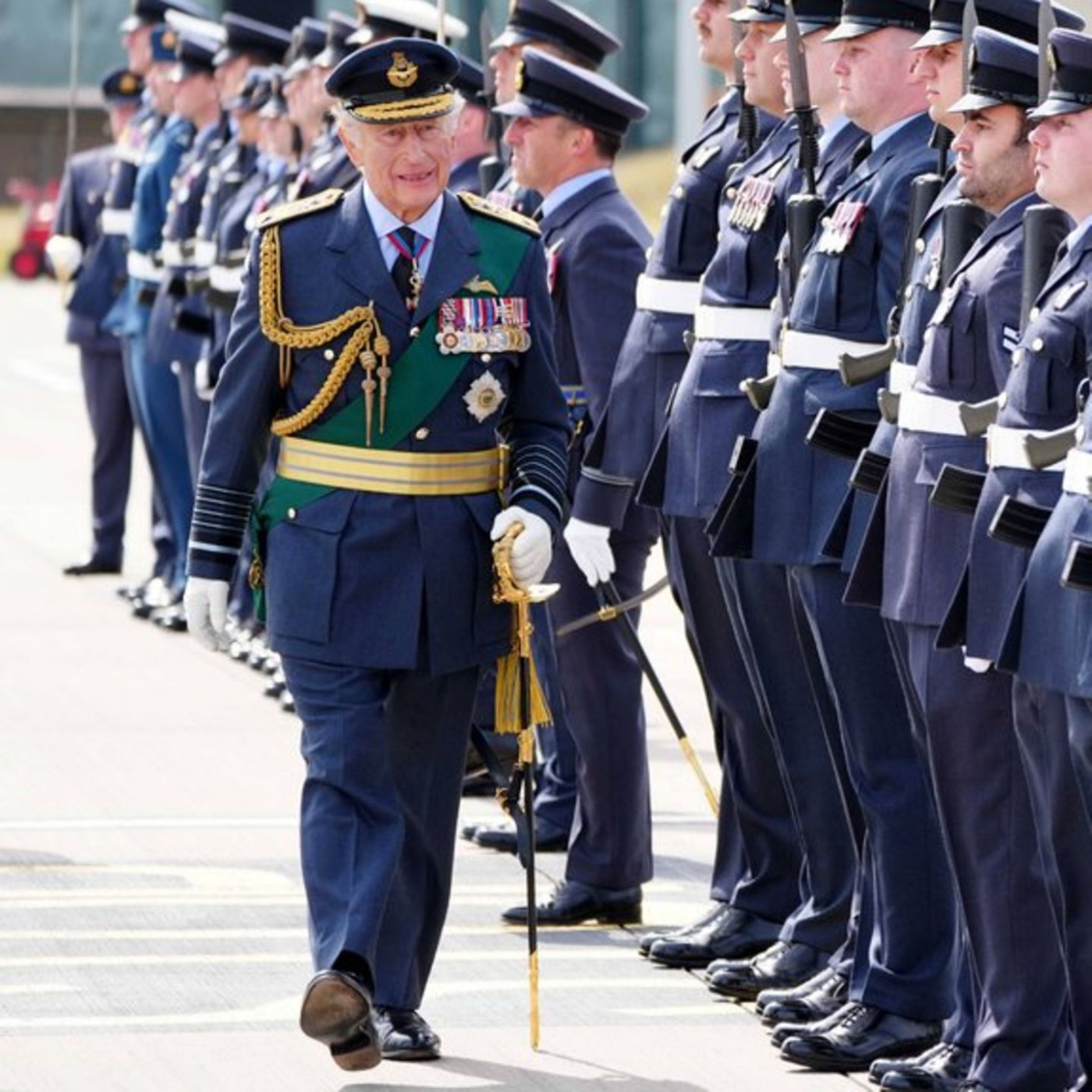 König besucht schottische Militärbasis