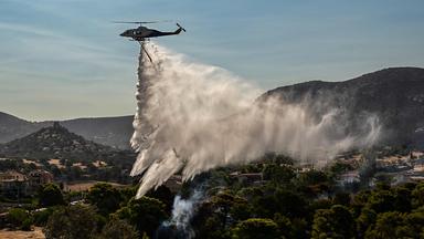 Feuerwehr weiter im Einsatz gegen Brand bei Athen
