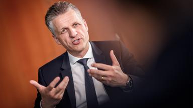 Kanzleramtschef versucht, Wogen zu glätten