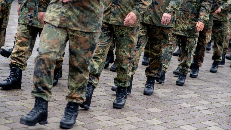 Geld, Waffen - oder deutsche Soldaten?